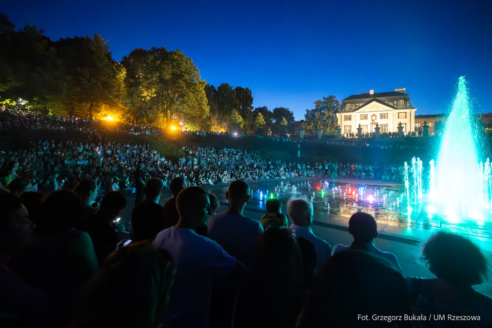 zdjęcie z pokazu fontanny multimedialnej w Rzeszowie, fot. Grzegorz Bukała, Urząd Miasta Rzeszowa